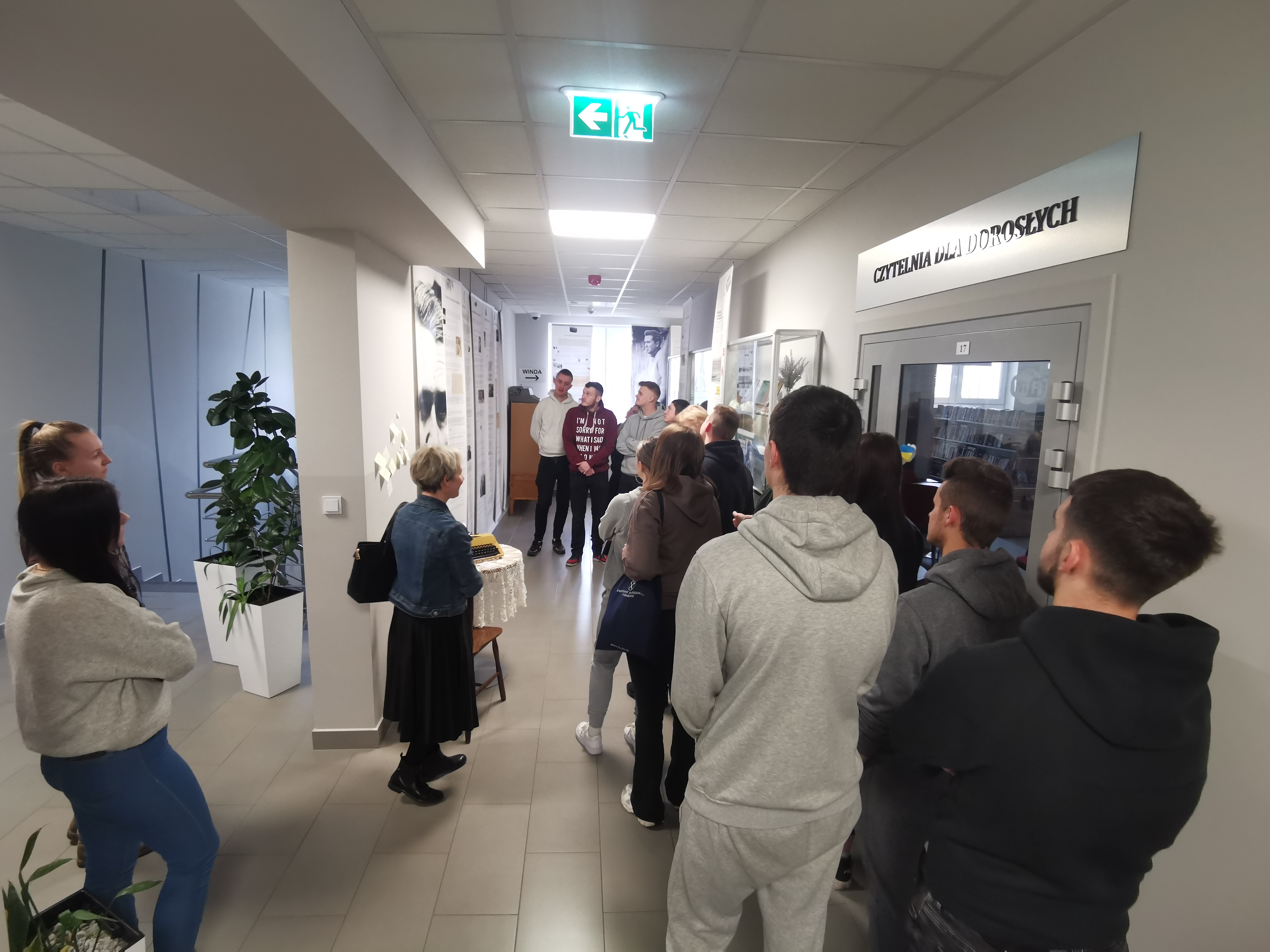 Wycieczki szkół średnich, wystawa „Rok Marka Hłasko – rocznica 90 urodzin pisarza”.