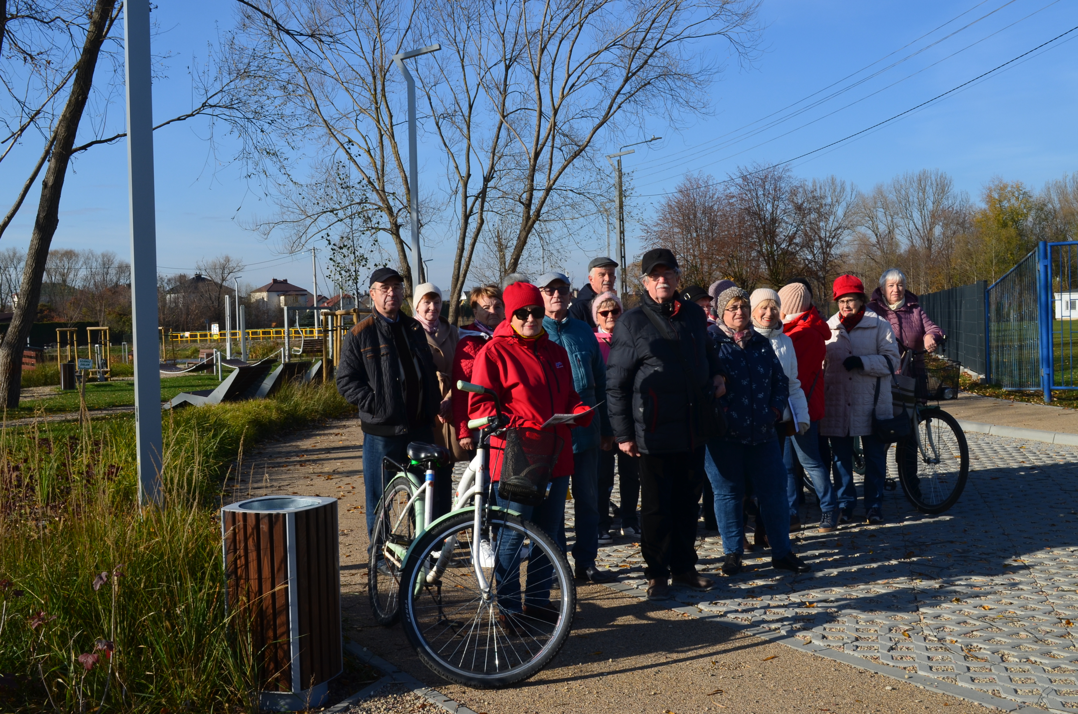 Projekt „Cudze chwalicie, swego nie znacie” – seniorzy spacerują ulicami miasta Łapy