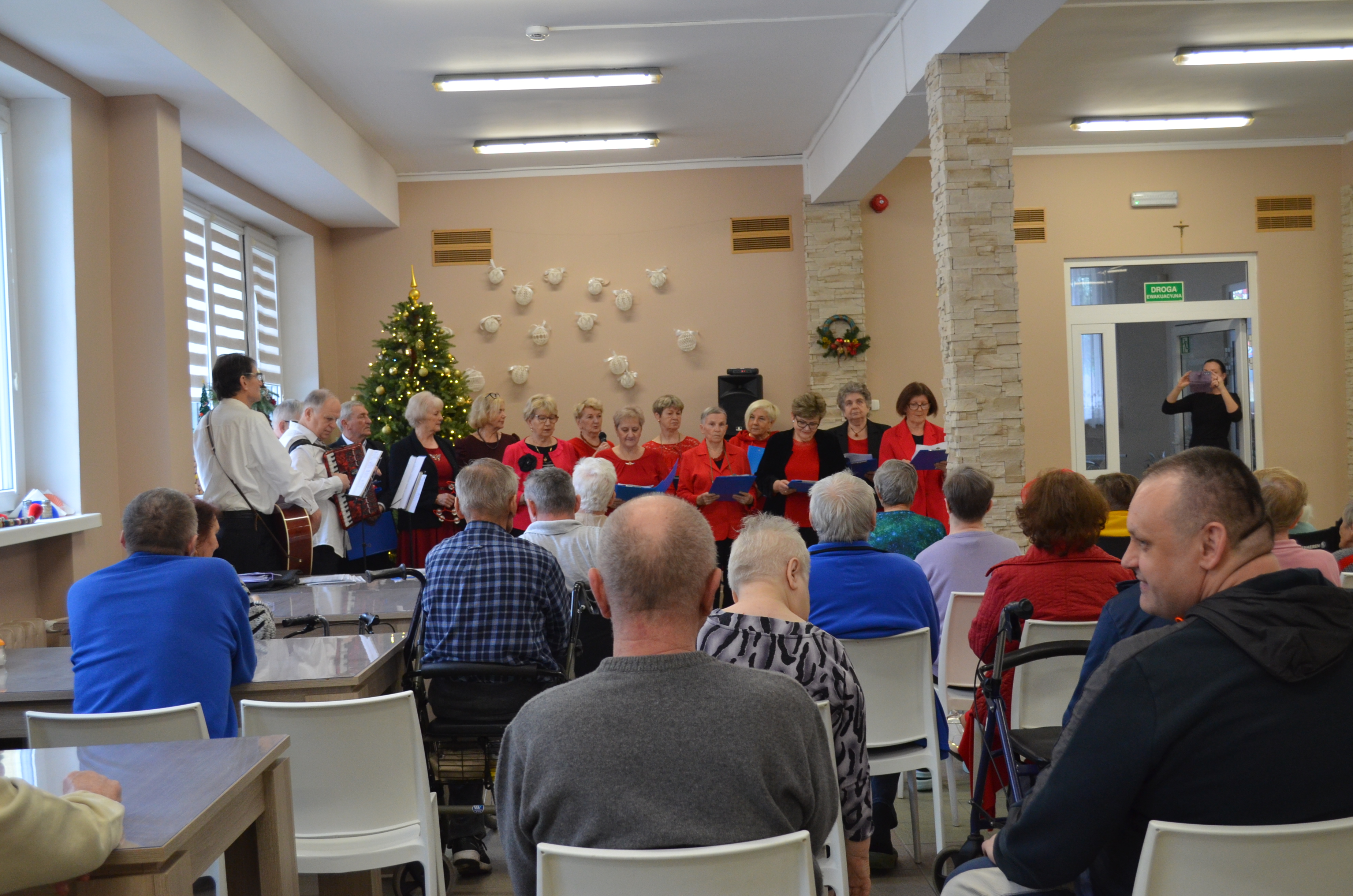 Wspólne kolędowanie słuchaczy UTW i pensjonariuszy DPS w Uhowie