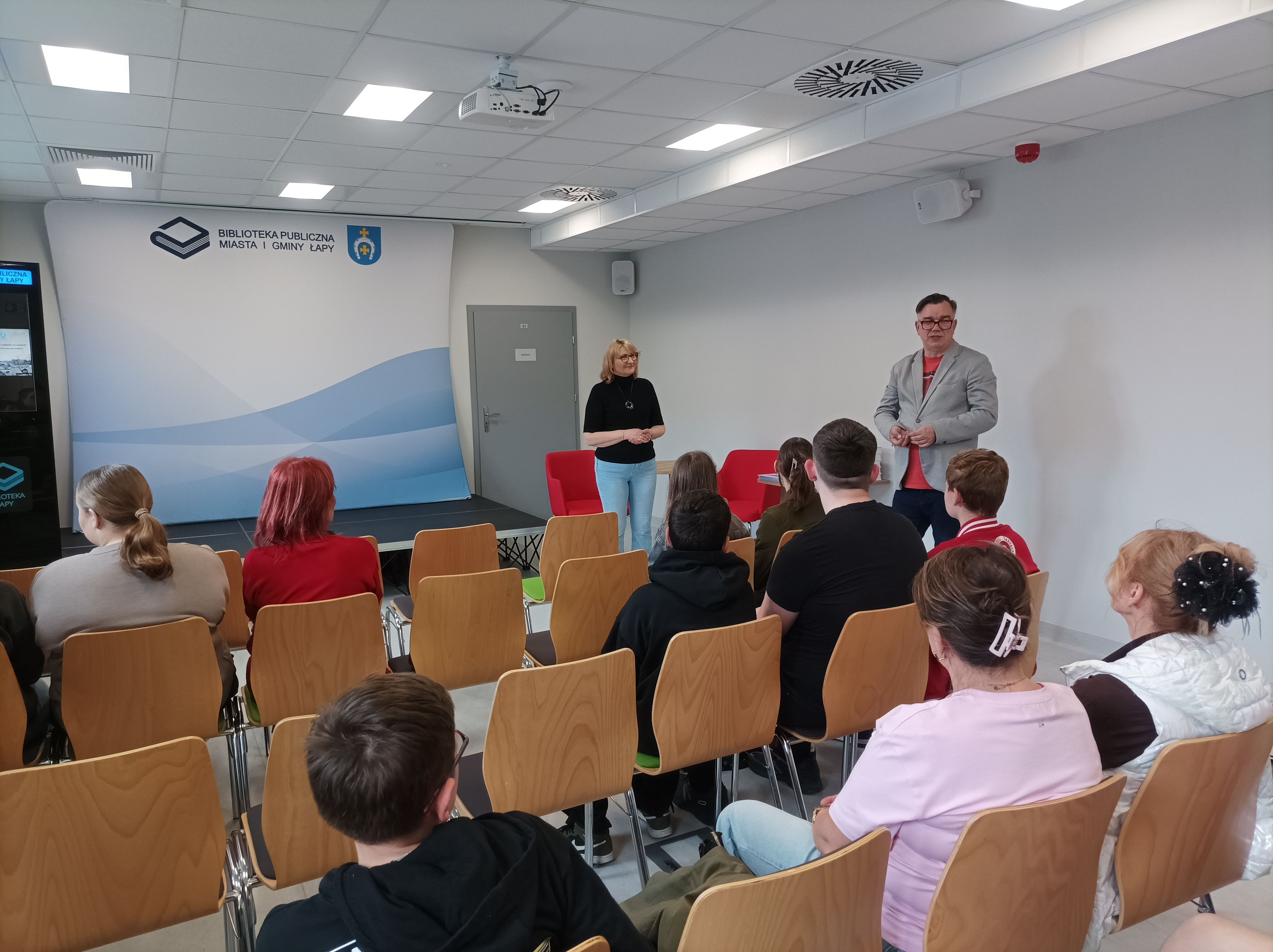 Spotkanie finalistów konkursu “Turniej wiedzy o Łapach” z Piotrem Sobieszczakiem